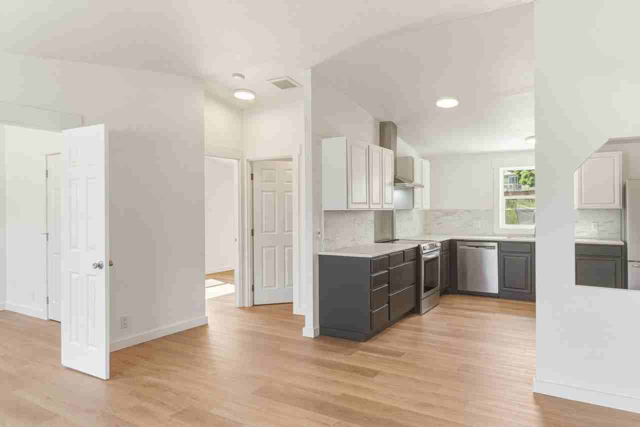 2474 Lemaister Ave - Photo 3 of 18