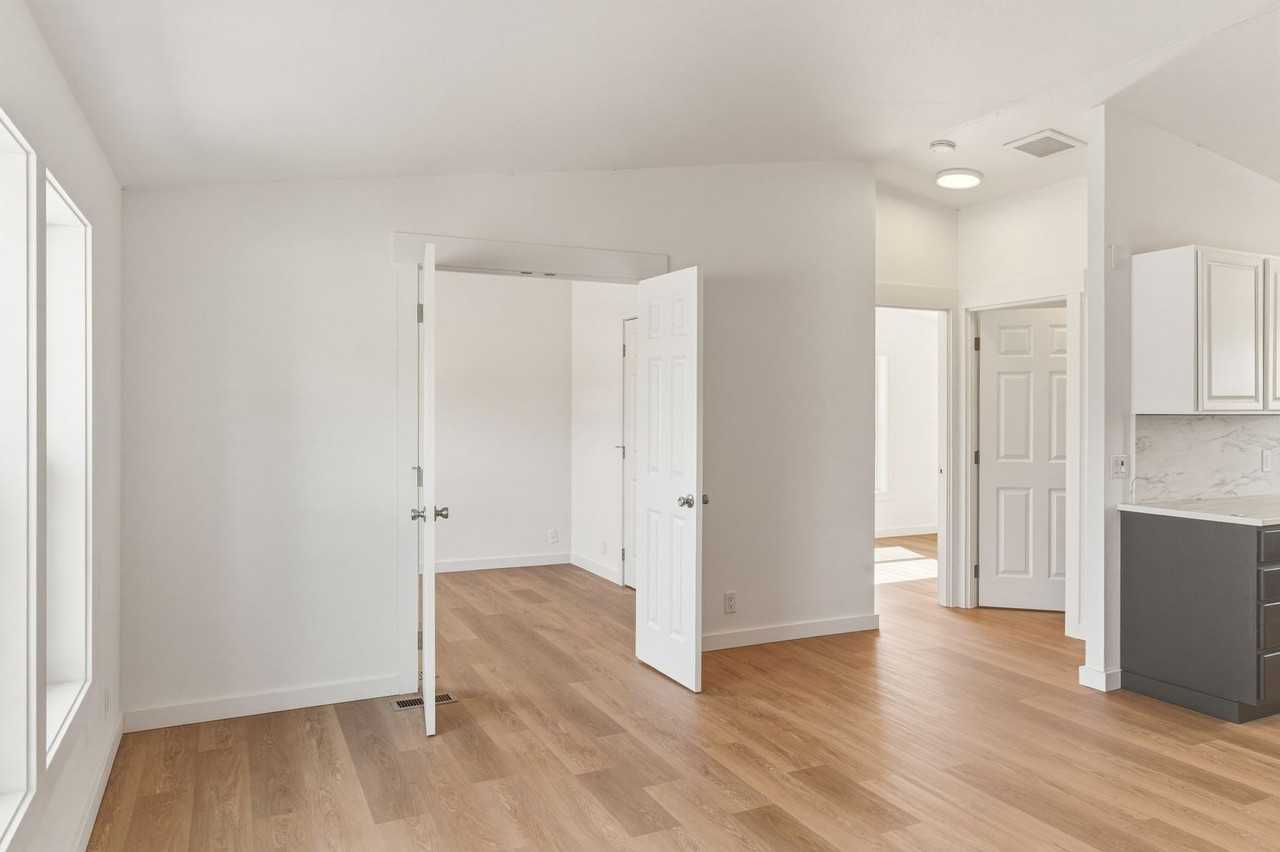 2474 Lemaister Ave - Photo 4 of 18