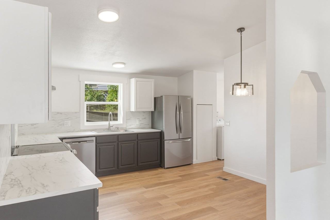 2474 Lemaister Ave - Photo 5 of 18
