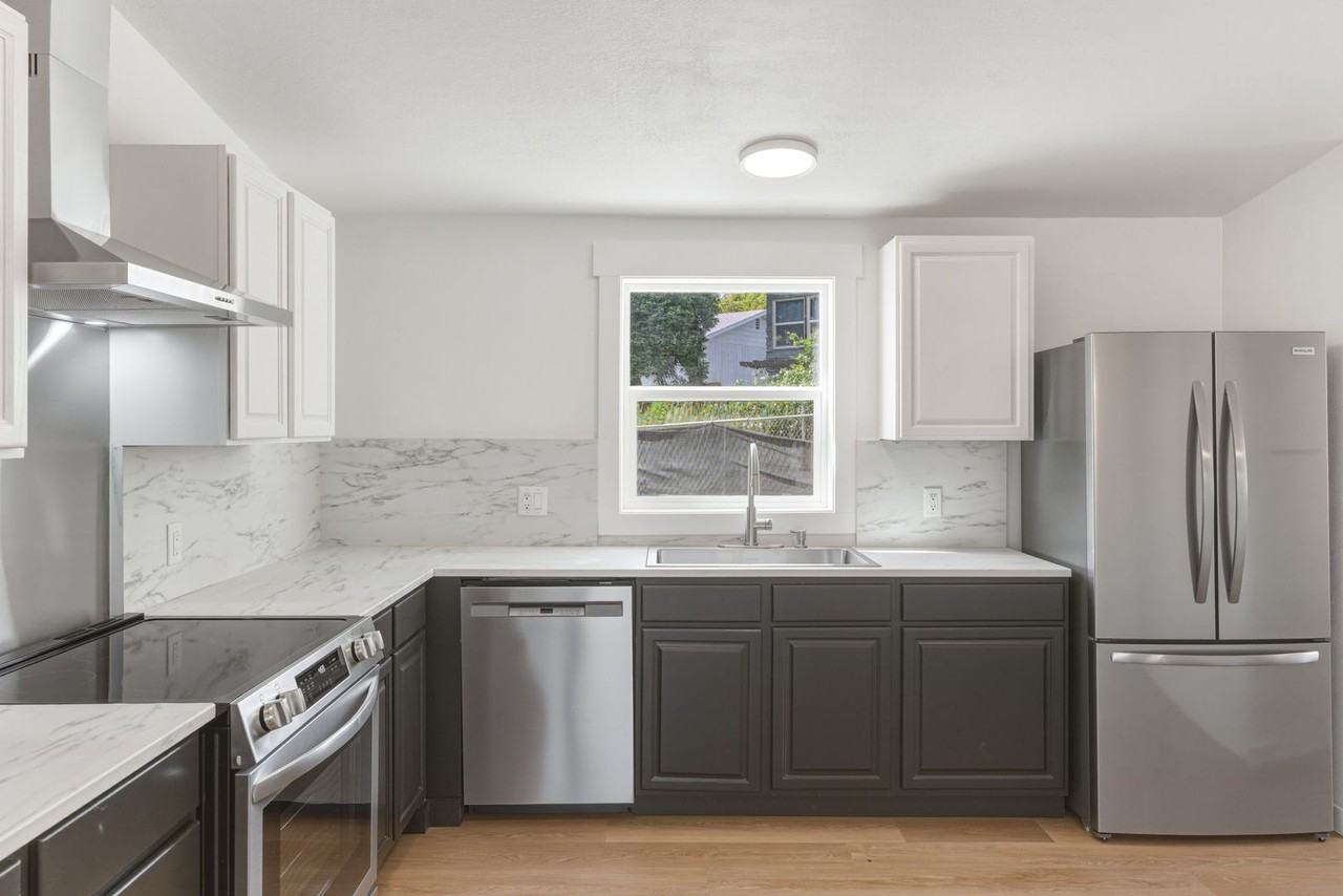 2474 Lemaister Ave - Photo 6 of 18