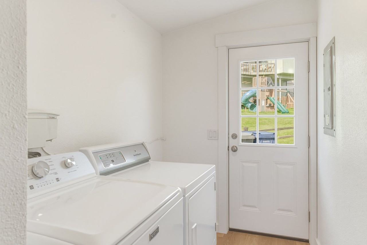 2474 Lemaister Ave - Photo 7 of 18