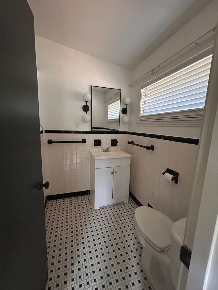 271 Lakeside Dr - Photo 4 of 8