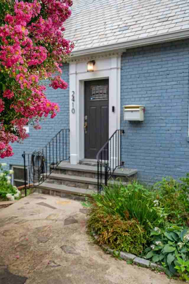 2410 S Dakota Ave Ne - Photo 2 of 50