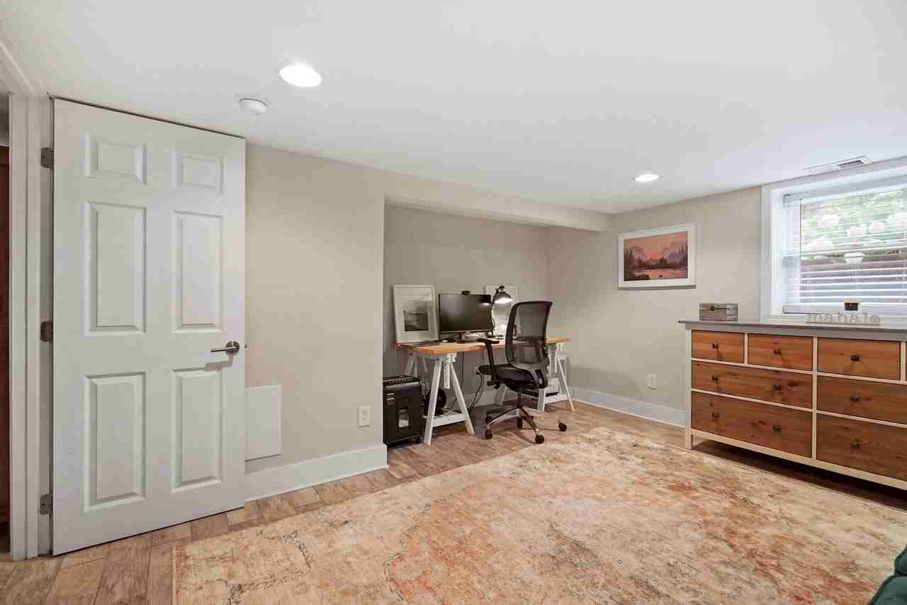 2410 S Dakota Ave Ne - Photo 6 of 50