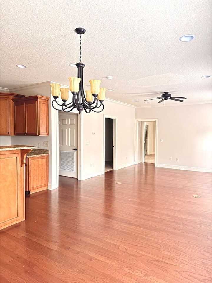 708 Osborne St - Photo 5 of 16