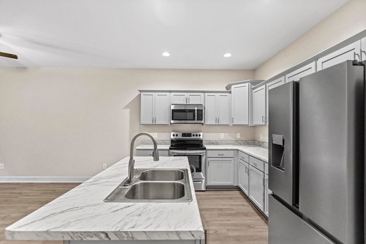 412 Guppy Loop - Photo 4 of 21