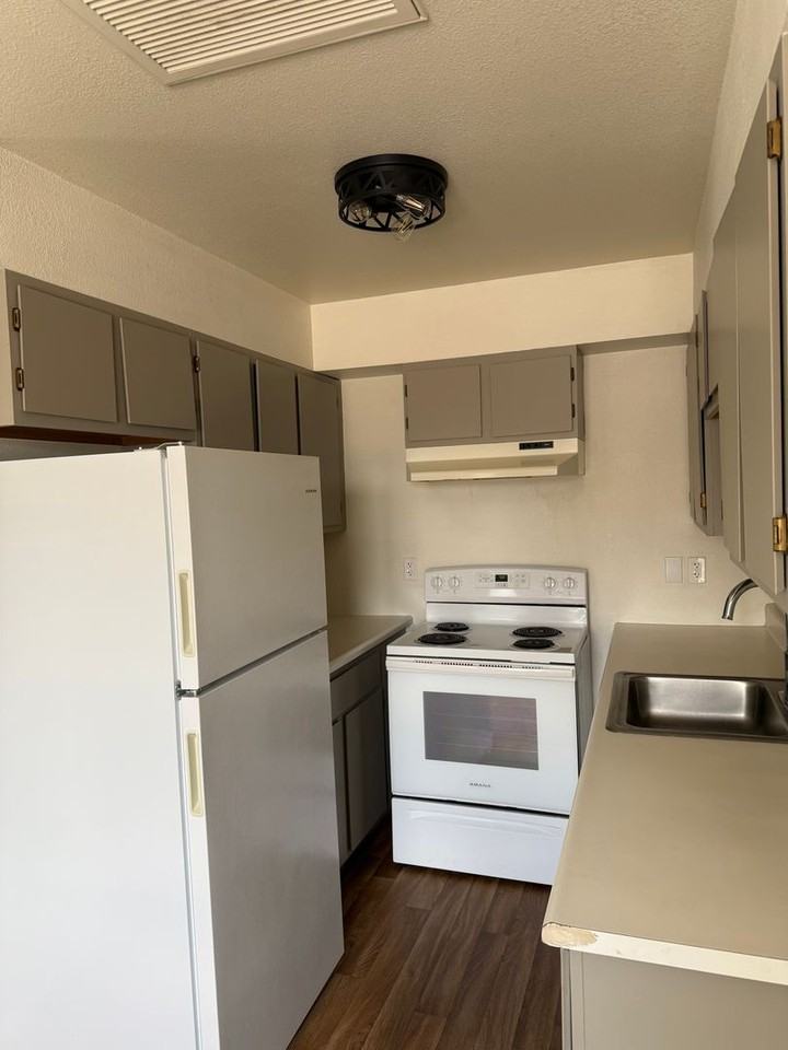 611 Elko Ave - Photo 4 of 8