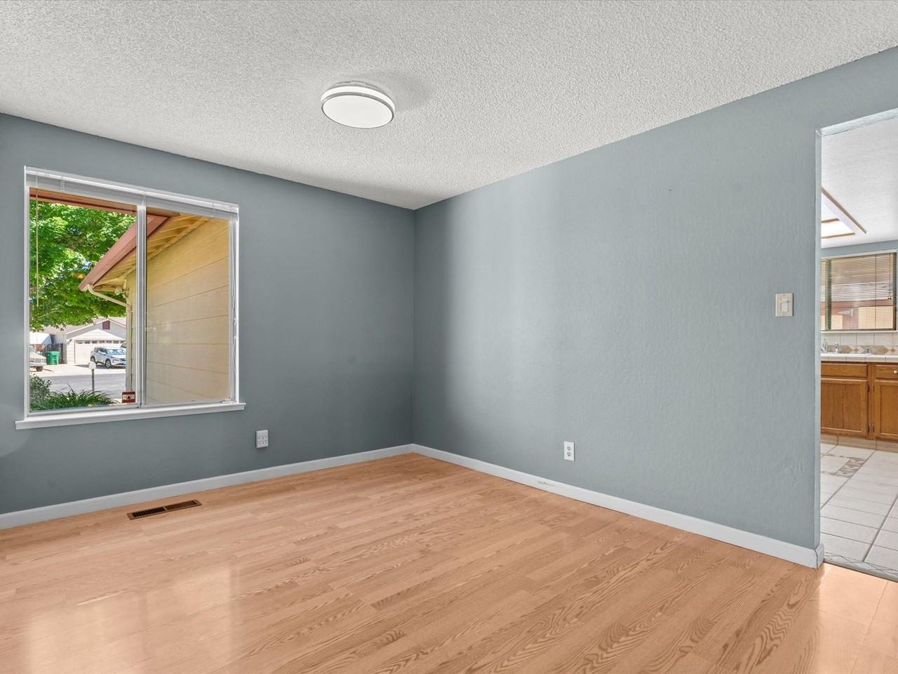 1843 Woodtrail Ct - Photo 7 of 43
