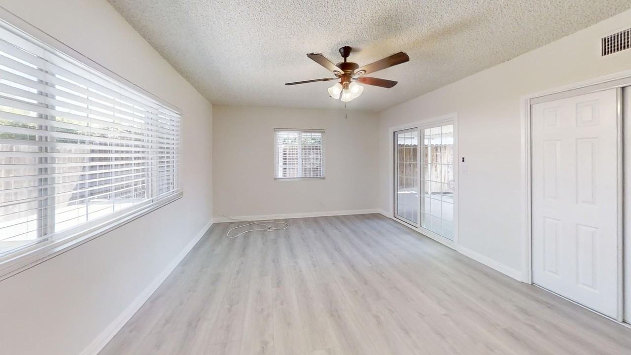 5700 Lenore Ave - Photo 3 of 15