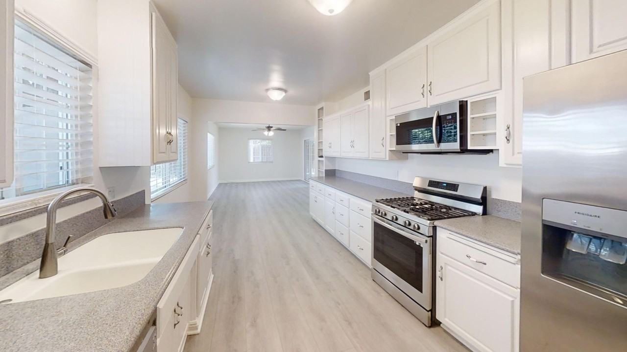 5700 Lenore Ave - Photo 4 of 15