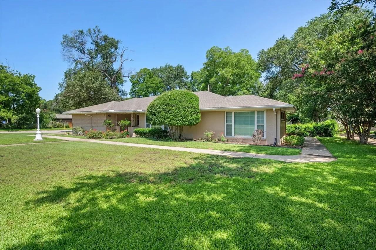 1215 Columbia Cir - Photo 2 of 31
