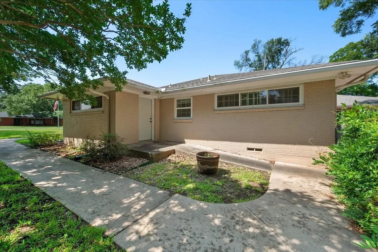 1215 Columbia Cir - Photo 3 of 31