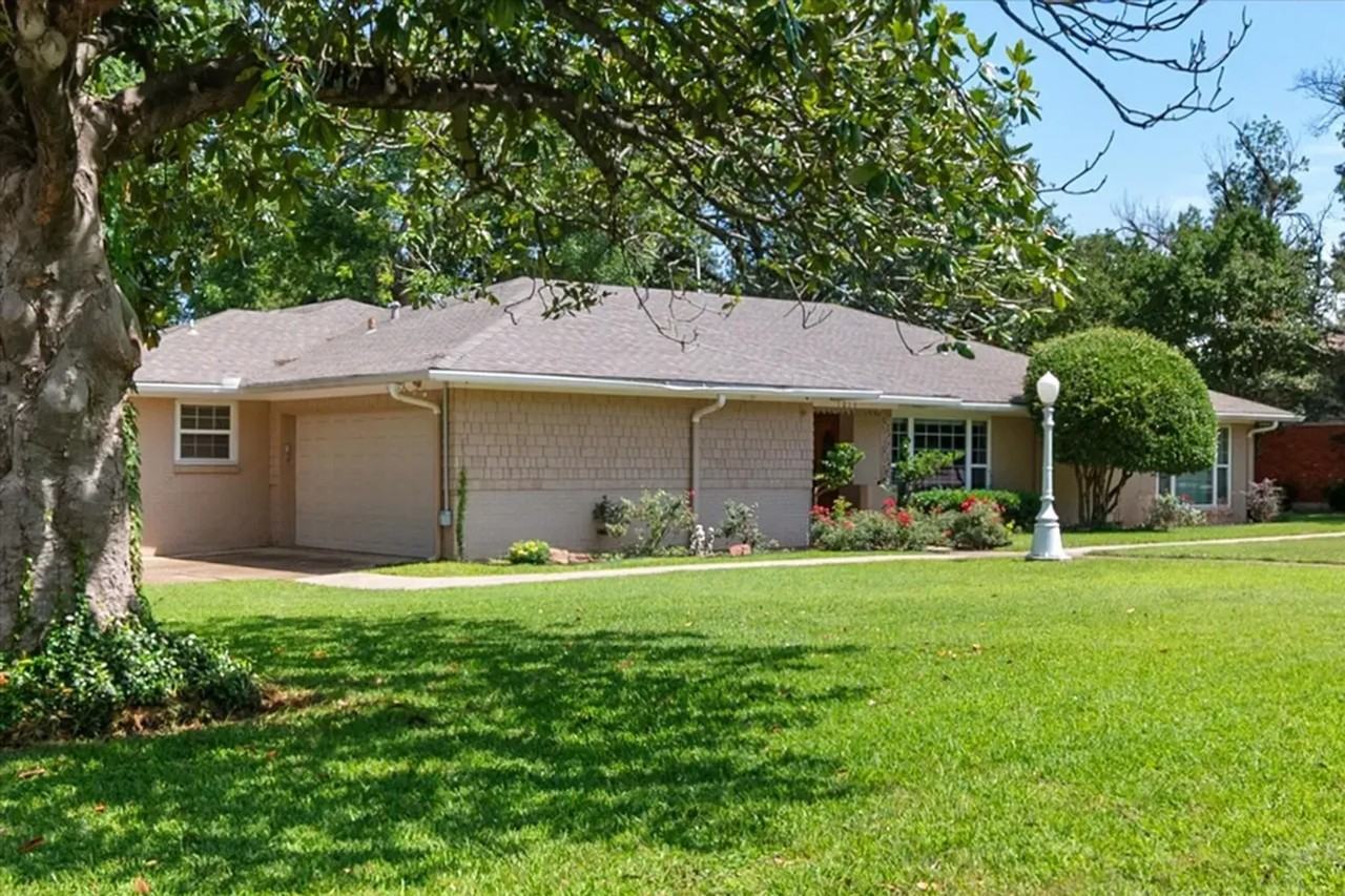 1215 Columbia Cir - Photo 4 of 31