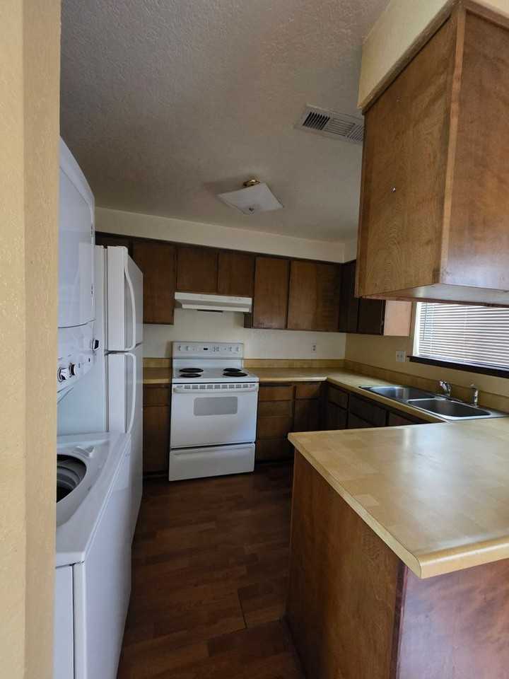 827 Ne A St #7 - Photo 2 of 5