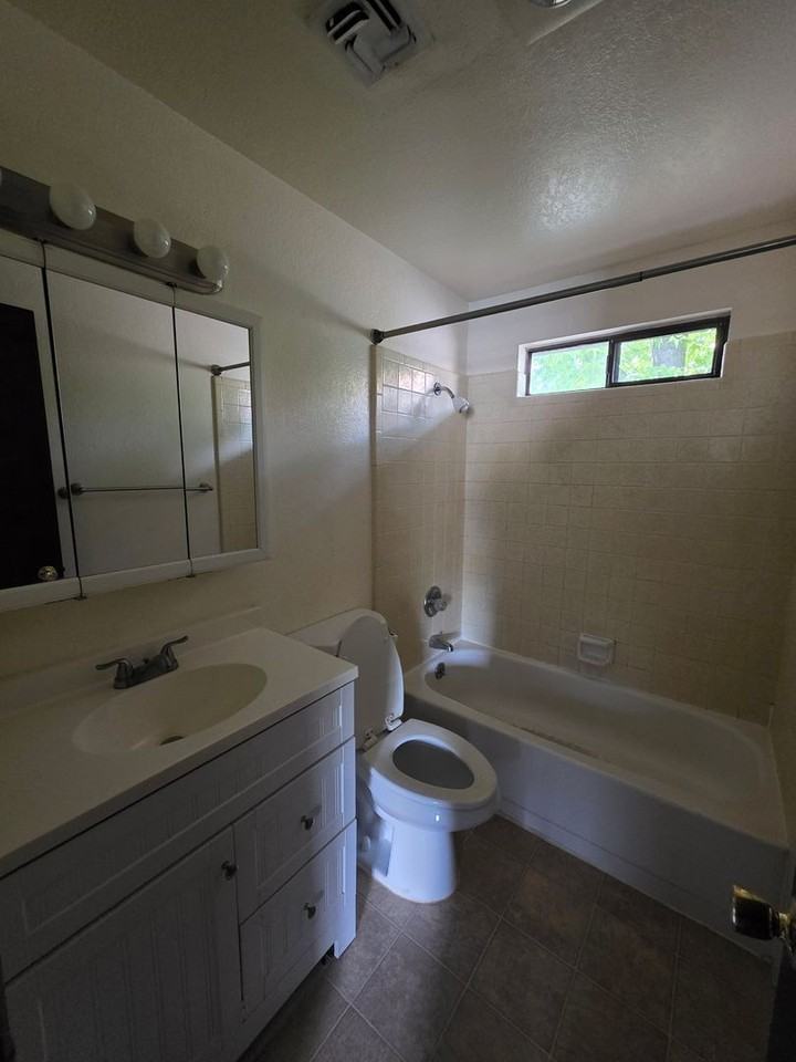 827 Ne A St #7 - Photo 5 of 5
