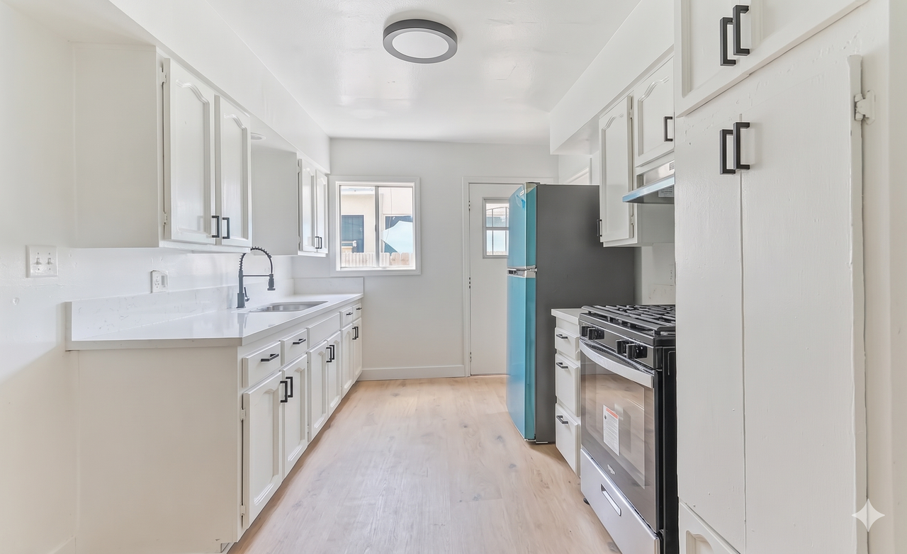 1212 E 76th Pl - Photo 4 of 8