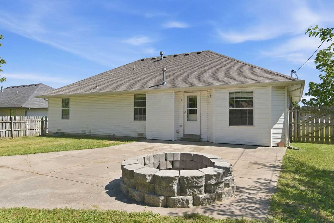 657 E Kings Carriage Blvd - Photo 2 of 36