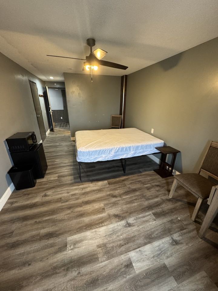 301 W Adams Street - Photo 3 of 5