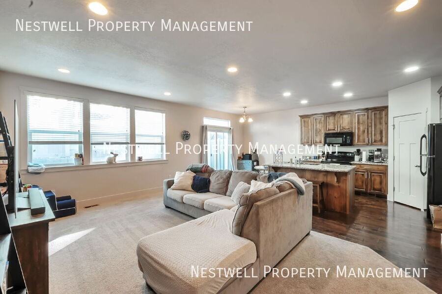 4159 N Fremont Dr - Photo 2 of 33