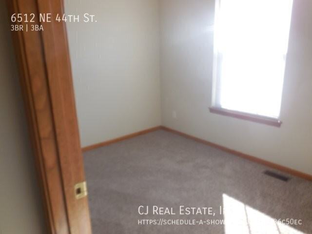 6512 Ne 44th St - Photo 5 of 8