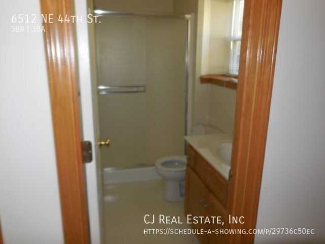6512 Ne 44th St - Photo 7 of 8
