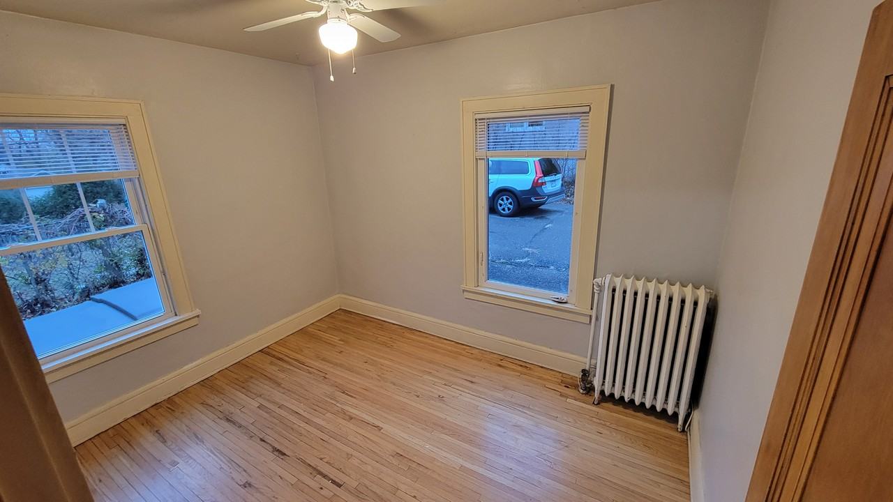 1221 29th Ave Ne #2 - Photo 6 of 12