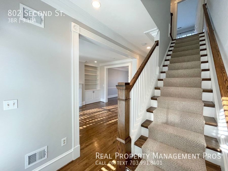 802 Second St - Photo 5 of 46