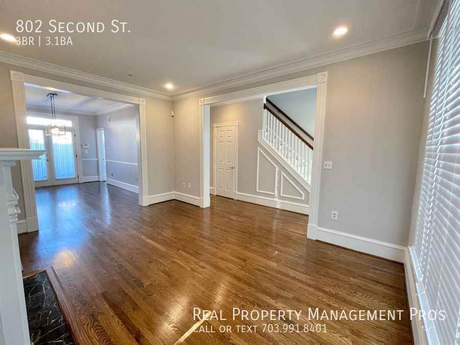 802 Second St - Photo 7 of 46