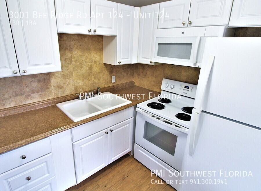 3001 Bee Ridge Rd Apt 124 #124 - Photo 4 of 21
