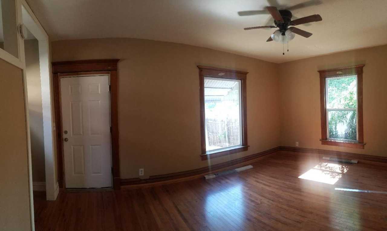1122 W 5th St #1 - Photo 3 of 12