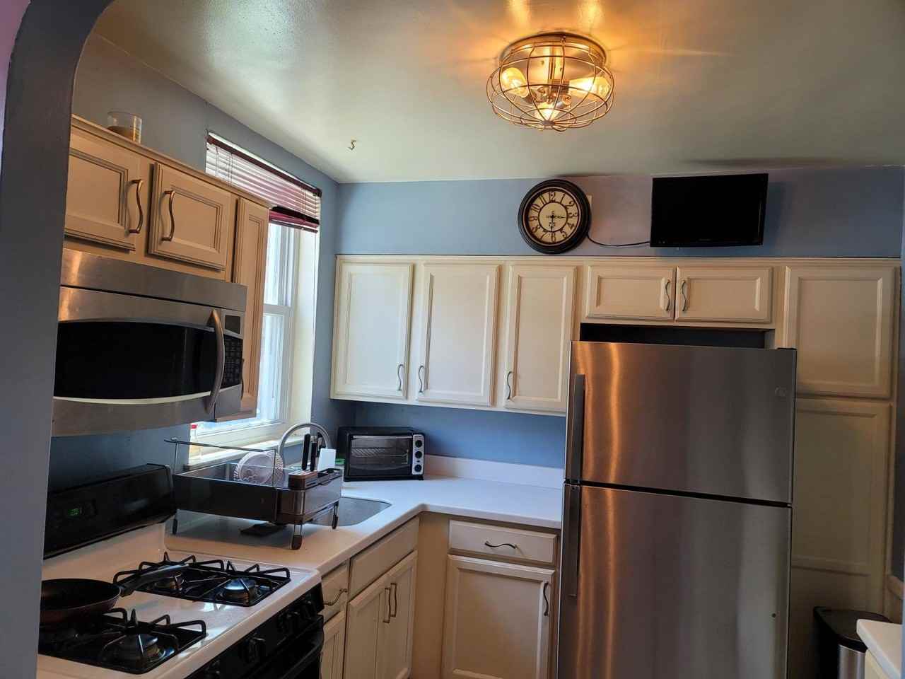 615 E 55th St #1stFL - Photo 2 of 10