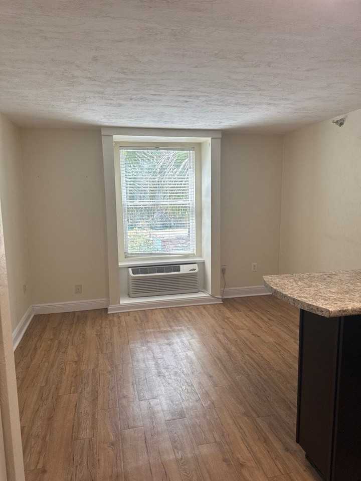 224 E Garden St - Photo 3 of 12