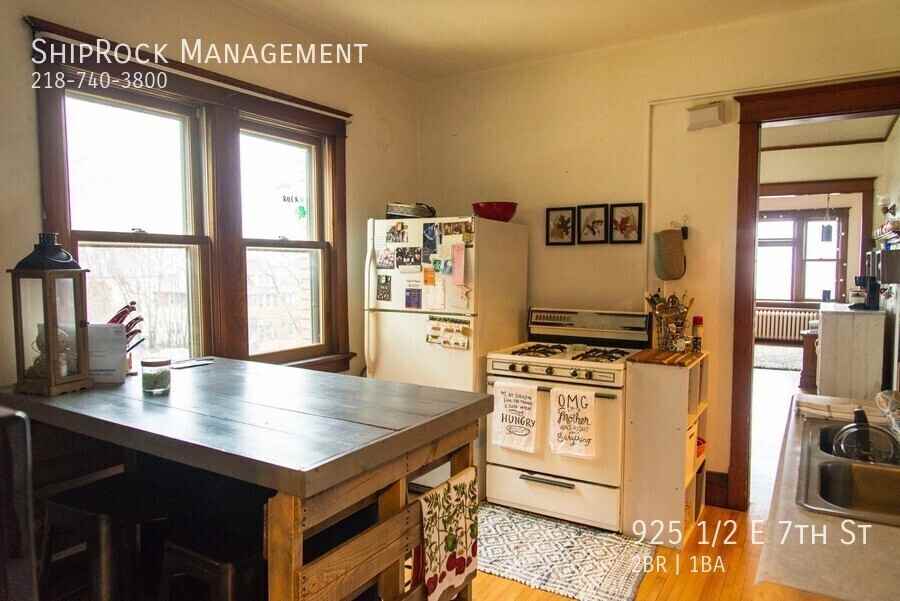 925 1/2 E 7th St - Photo 5 of 11