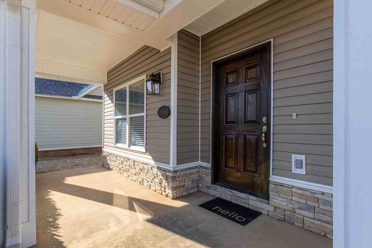 1501 Ne Dysart Woods Ln - Photo 2 of 19