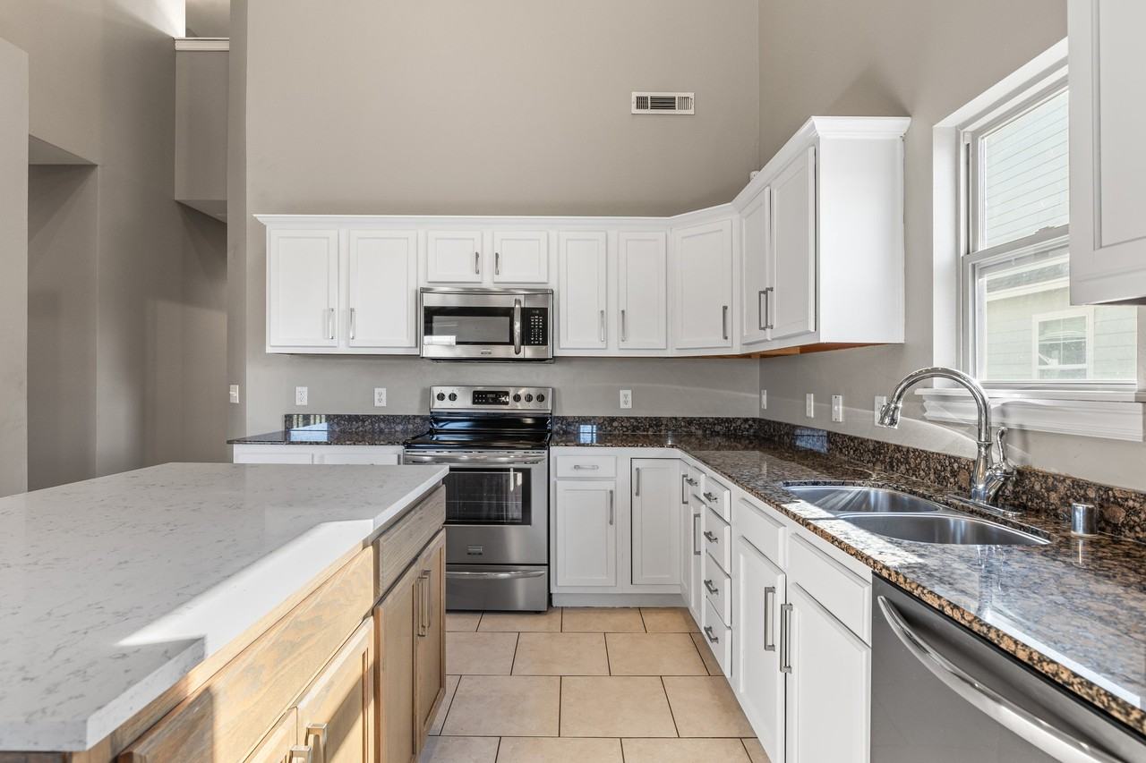 1501 Ne Dysart Woods Ln - Photo 5 of 19