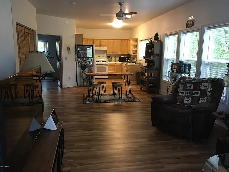1021 S Lucas Way - Photo 2 of 3