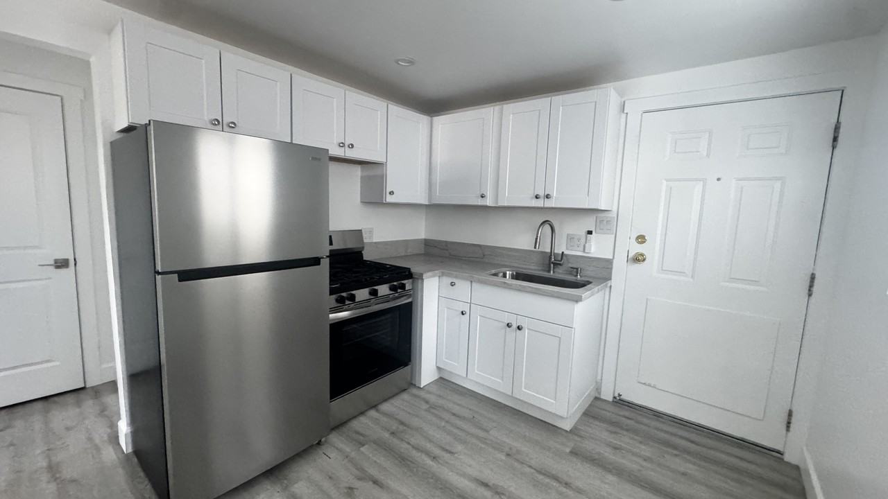1749 Victorian Ave #B - Photo 2 of 7