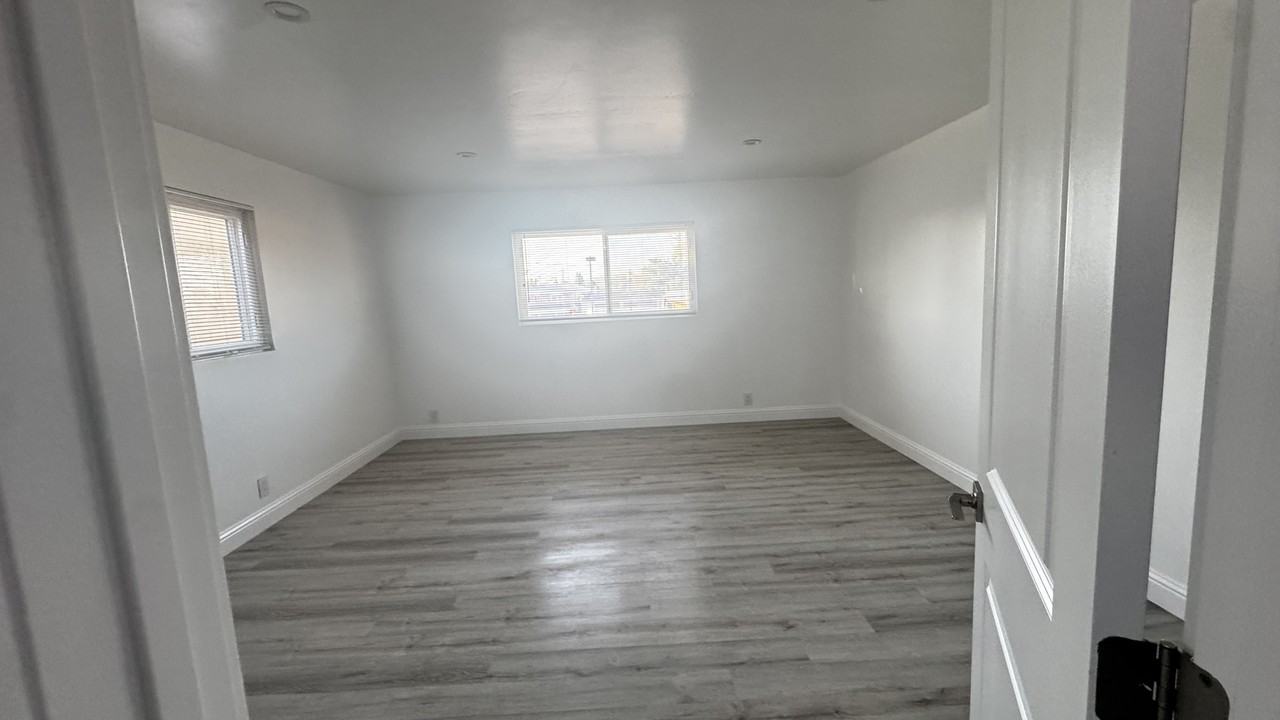 1749 Victorian Ave #B - Photo 3 of 7