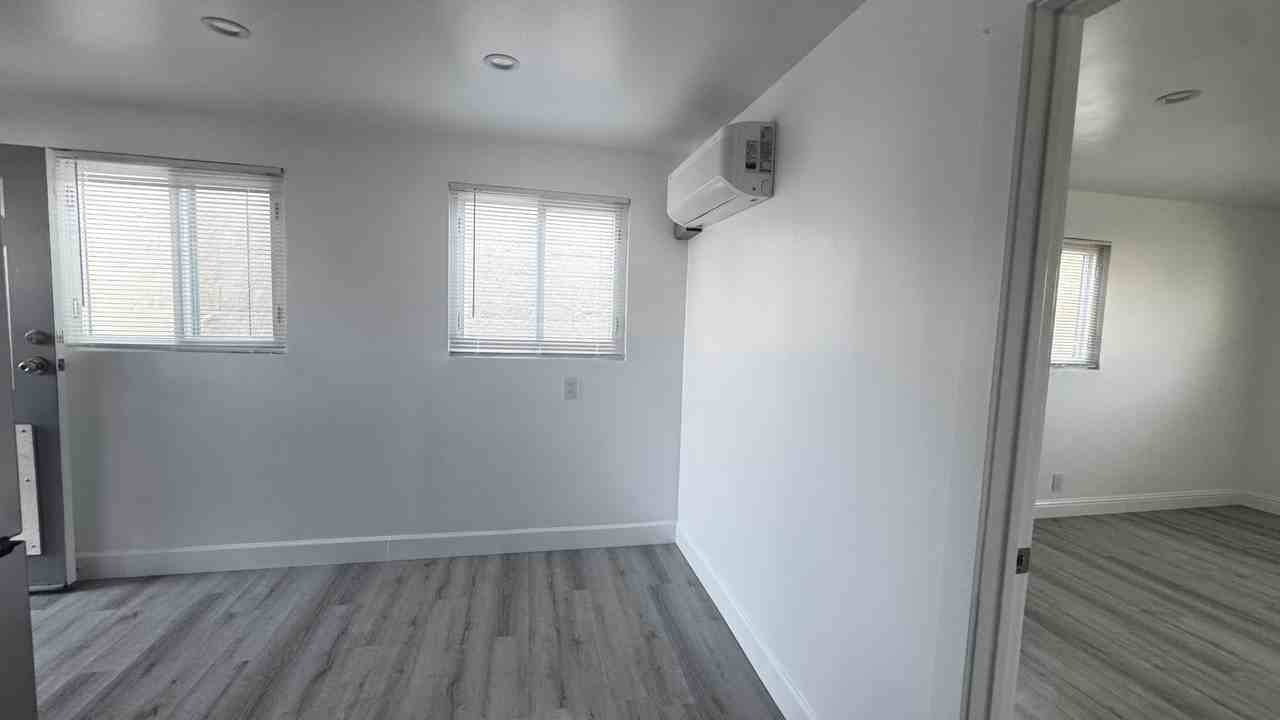 1749 Victorian Ave #B - Photo 4 of 7