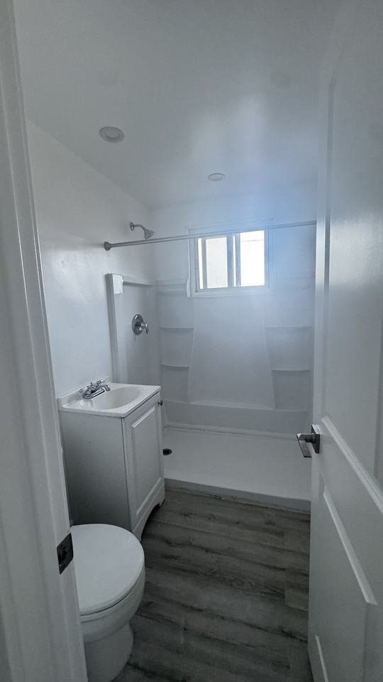 1749 Victorian Ave #B - Photo 5 of 7