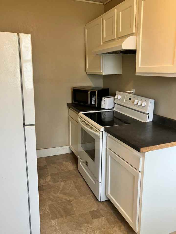 806 Railroad St - Photo 3 of 10