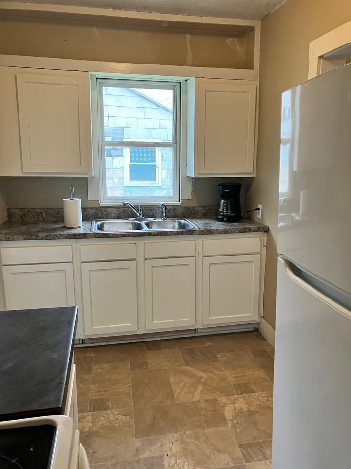 806 Railroad St - Photo 4 of 10