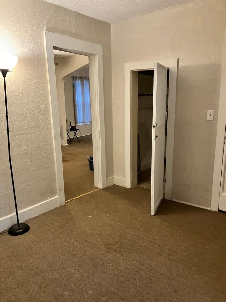 806 Railroad St - Photo 5 of 10
