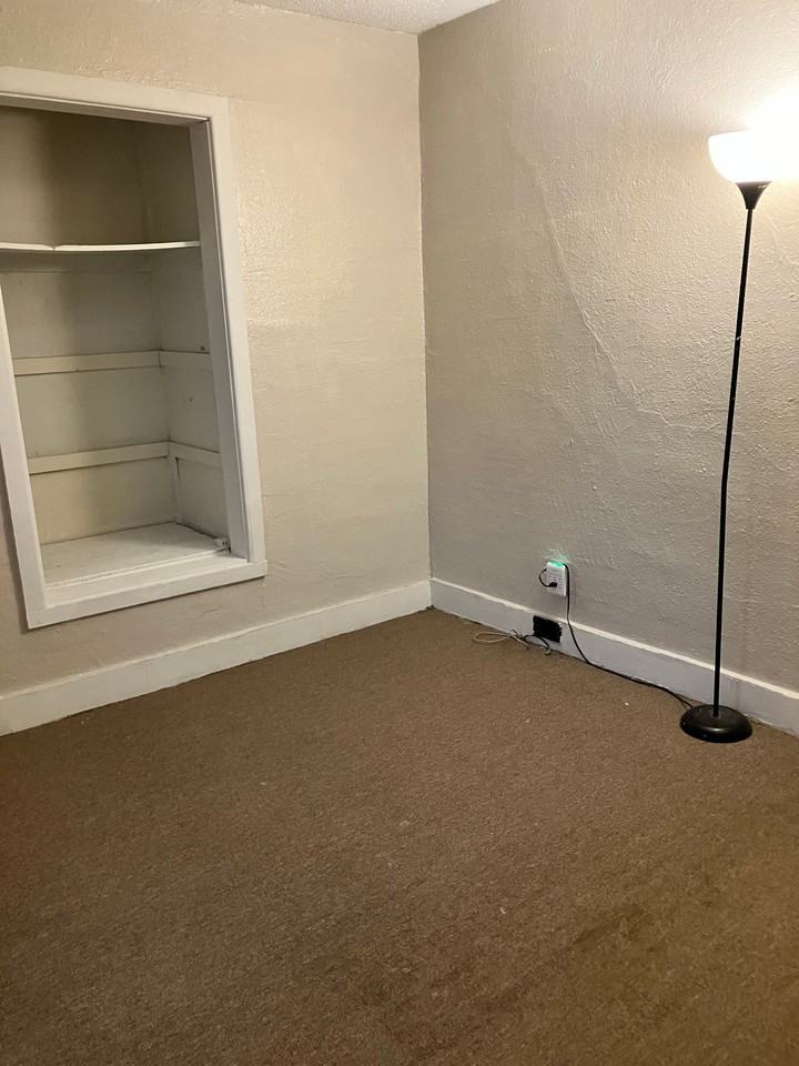 806 Railroad St - Photo 6 of 10