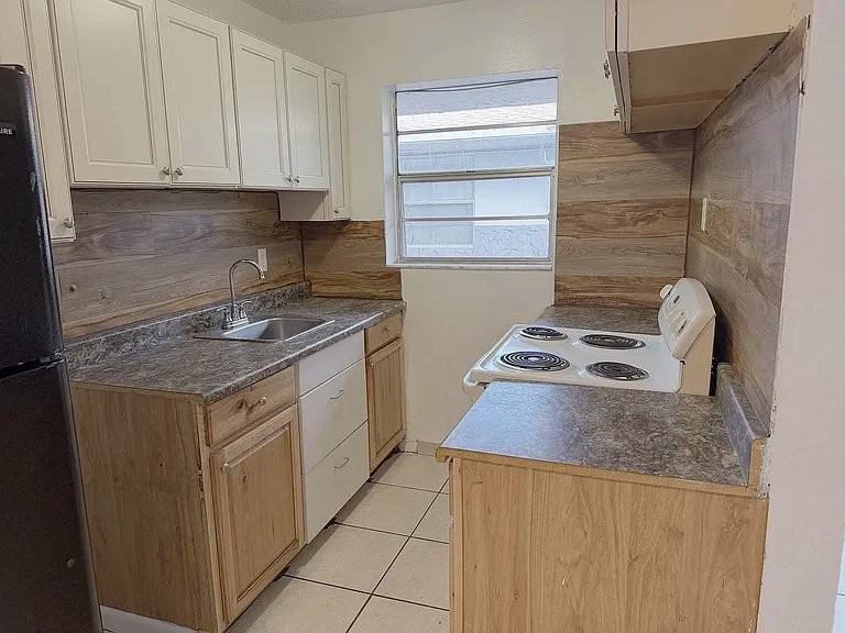 525 N 62nd Ave #7 - Photo 4 of 7