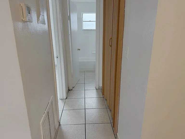 525 N 62nd Ave #7 - Photo 5 of 7