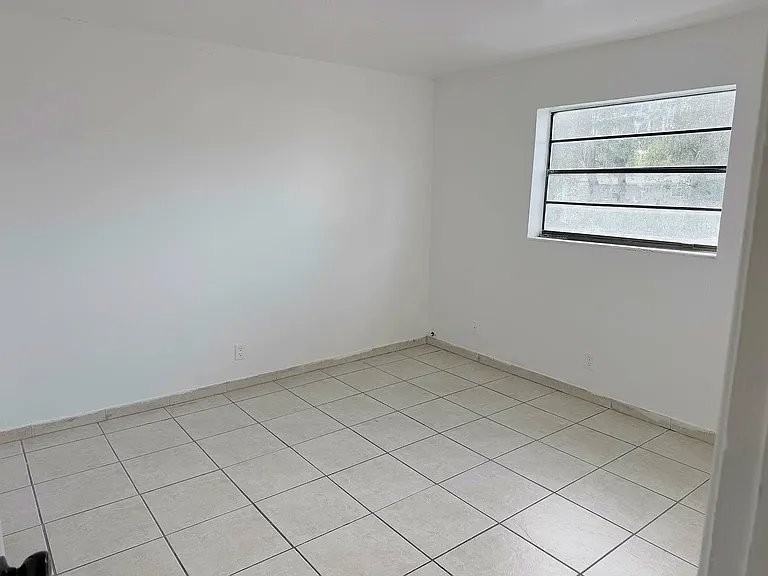 525 N 62nd Ave #7 - Photo 6 of 7