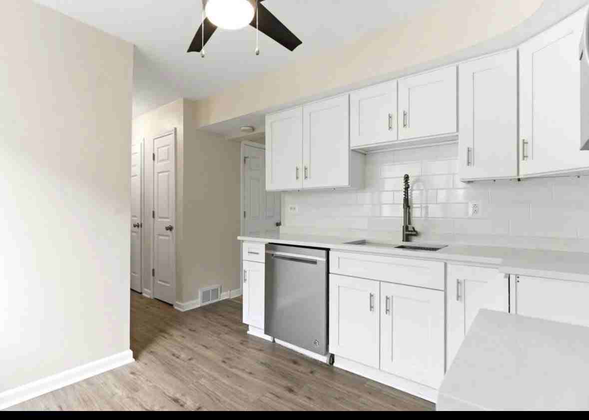 614 S Milwaukee Ave - Photo 3 of 15