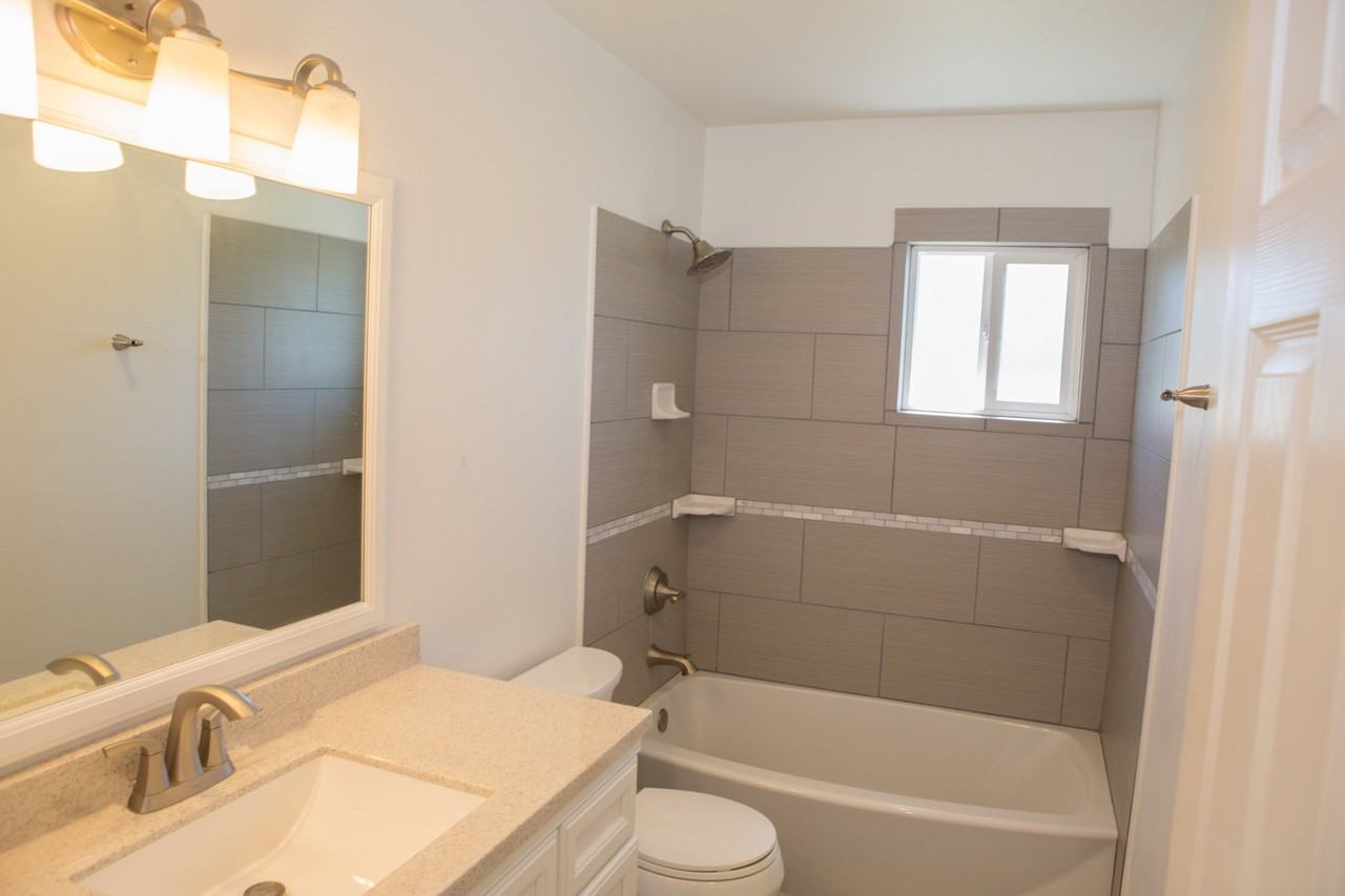 2335 55th St #B - Photo 3 of 20