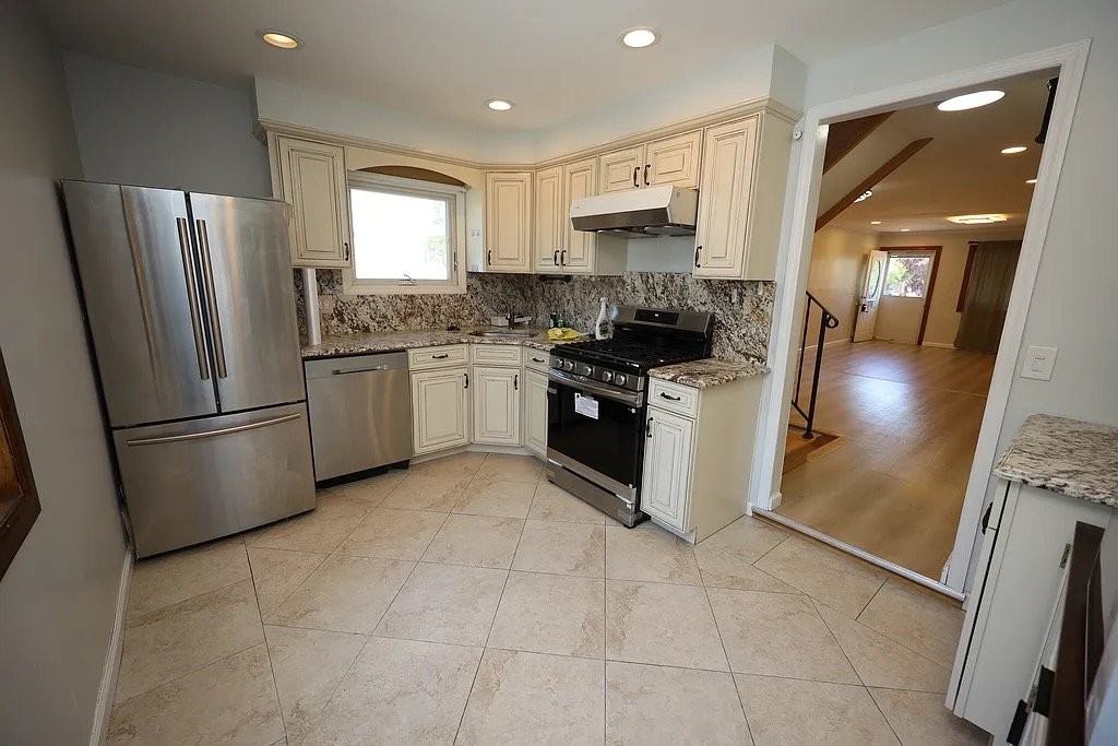 178 Spratt Ave - Photo 4 of 6